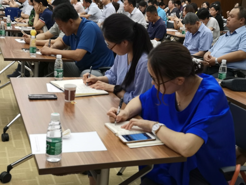 图四 参会人员认真记录.jpg